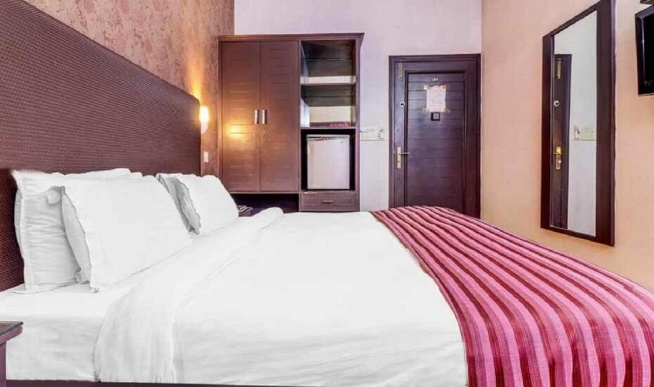 Hotel Chalet At Saket Near Pvr Cinema 3*
